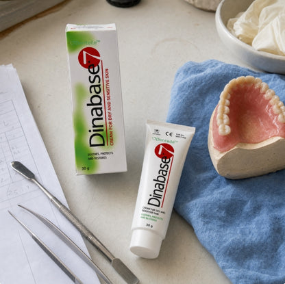 Dentelle™ | Endelig en løsning til undermundens tandprotese, som ingen proteseklæber kan tilbyde